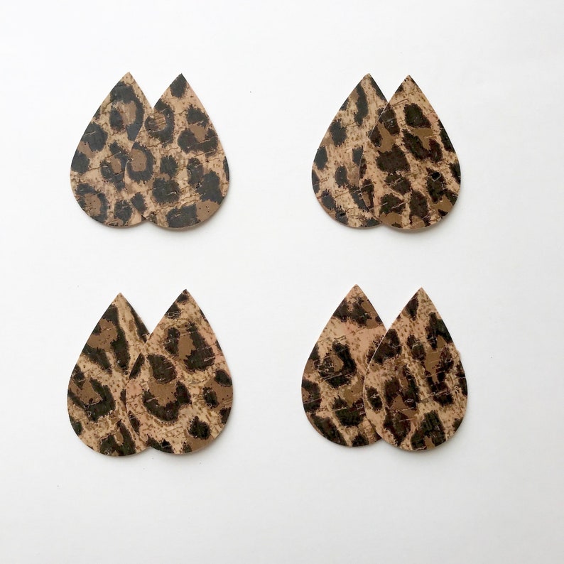 Pu&ograve; includere: Quattro paia di orecchini a forma di goccia con motivo leopardato. Gli orecchini sono realizzati in un materiale simile al sughero e hanno una combinazione di colori marrone e nero.