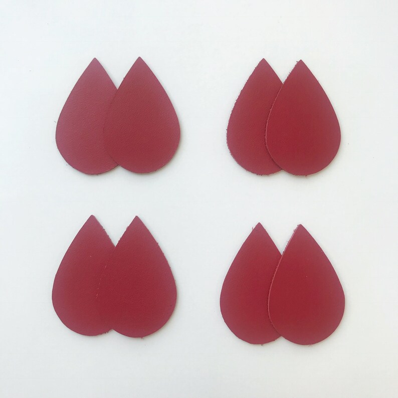 Pu&ograve; includere: Quattro paia di orecchini a goccia in pelle rossa. Gli orecchini sono lunghi circa 5 cm.
