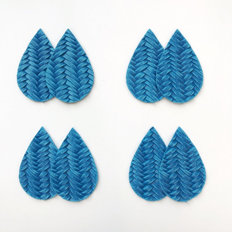 Pu&ograve; includere: Quattro paia di orecchini in pelle blu turchese a forma di goccia con un motivo intrecciato.