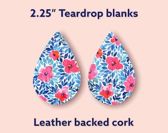 Op de afbeelding: Twee 2,25 inch druppelvormige kurk blanco's met een bloemenpatroon in tinten blauw, roze en wit. De blanco's zijn bekleed met leer.