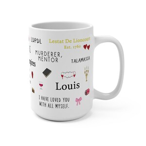 K&ouml;nnte beinhalten: Wei&szlig;e Keramik-Tasse mit verschiedenen Texten und Illustrationen. Die Tasse zeigt den Namen "Louis", den Satz "I HAVE LOVED YOU WITH ALL MYSELF" und andere W&ouml;rter und Bilder, die sich auf Vampire beziehen.