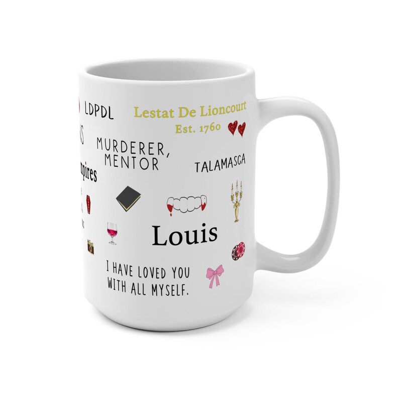 K&ouml;nnte beinhalten: Wei&szlig;e Keramik-Tasse mit verschiedenen Texten und Illustrationen. Die Tasse zeigt den Namen "Louis", den Satz "I HAVE LOVED YOU WITH ALL MYSELF" und andere W&ouml;rter und Bilder, die sich auf Vampire beziehen.