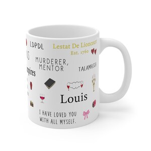 K&ouml;nnte beinhalten: Wei&szlig;e Keramik-Tasse mit verschiedenen Texten und Illustrationen. Die Tasse enth&auml;lt den Namen "Louis", den Satz "I HAVE LOVED YOU WITH ALL MYSELF" und andere W&ouml;rter und Bilder, die sich auf Vampire beziehen. Die Tasse hat einen wei&szlig;en Henkel.