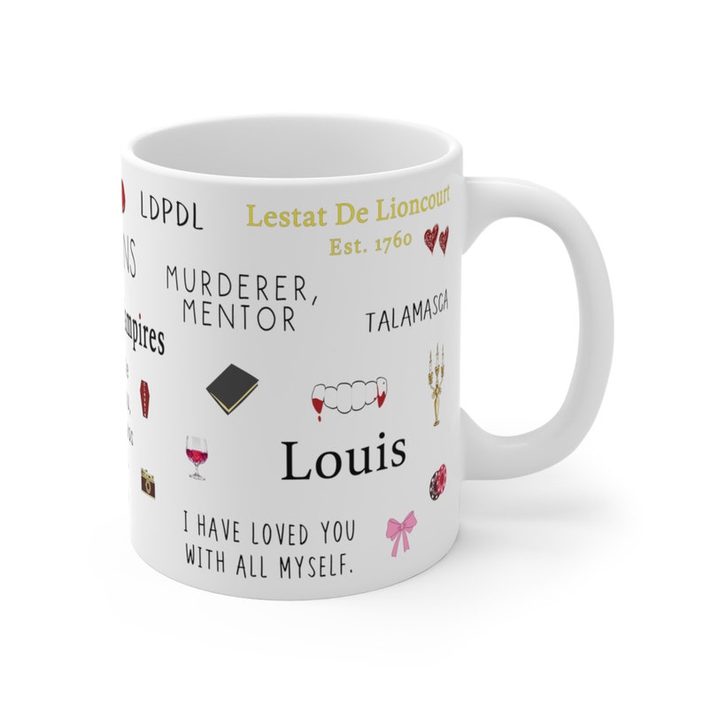 K&ouml;nnte beinhalten: Wei&szlig;e Keramik-Tasse mit verschiedenen Texten und Illustrationen. Die Tasse enth&auml;lt den Namen "Louis", den Satz "I HAVE LOVED YOU WITH ALL MYSELF" und andere W&ouml;rter und Bilder, die sich auf Vampire beziehen. Die Tasse hat einen wei&szlig;en Henkel.