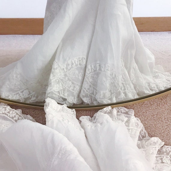 white petticoat lace - Gem