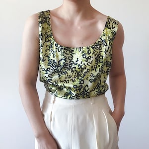 Vintage Seiden Tank Top St John Seidenhemd Seidenbluse ärmellos Y2K Tank Top grün schwarz Tier Druck Leopard Satin Charmeuse Größe S / M