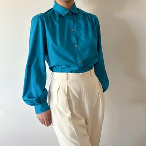 bluzka vintage jedwabna koszula plisowana satyna charmeuse metaliczna sekretarka bluzka lata 80-te lata 90-te retro turkusowy minimalistyczny styl vintage rozmiar M