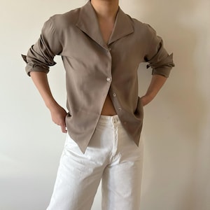 vintage silk blouse silk shirt silk top button down textured silk vintage style minimalist capsule wardrobe 90s retro style size S/M