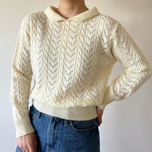 sweter vintage dzianinowy top warkoczowy szydełkowy top kwiatowy kremowy koszula z oczkami na szyję w stylu retro vintage z lat 80. i 90. minimalistyczny sweterek rozmiar S/M