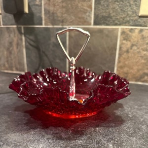 Bandeja para condimentos Fenton Hobnail con borde rojo con volantes y asa plateada