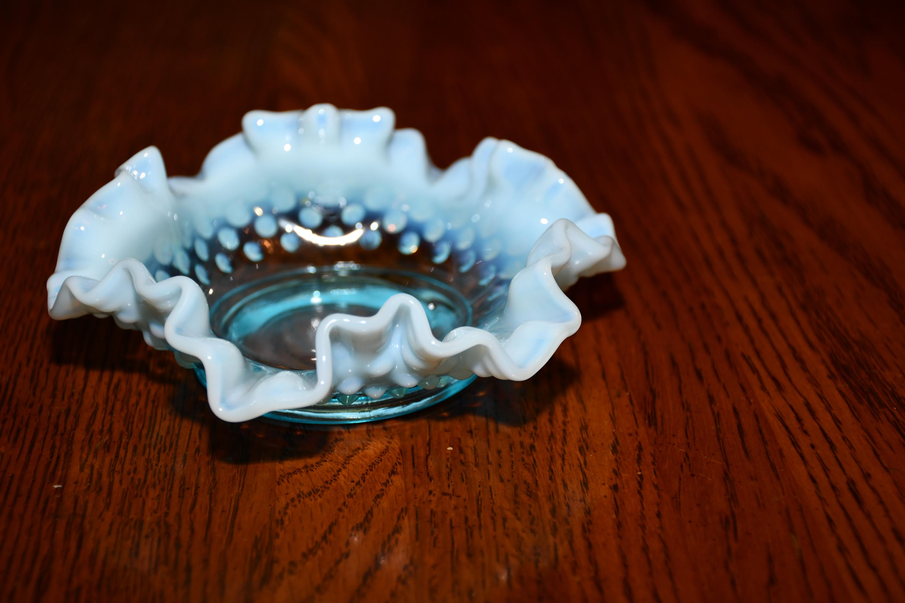 ヴィンテージ フェントン ブルー オパールセント ホブネイル フリル