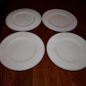 &quot;4 Stück Vintage Westmoreland Milchglas Beaded Edge 10,5 &quot;&quot;Speiseteller.&quot;
