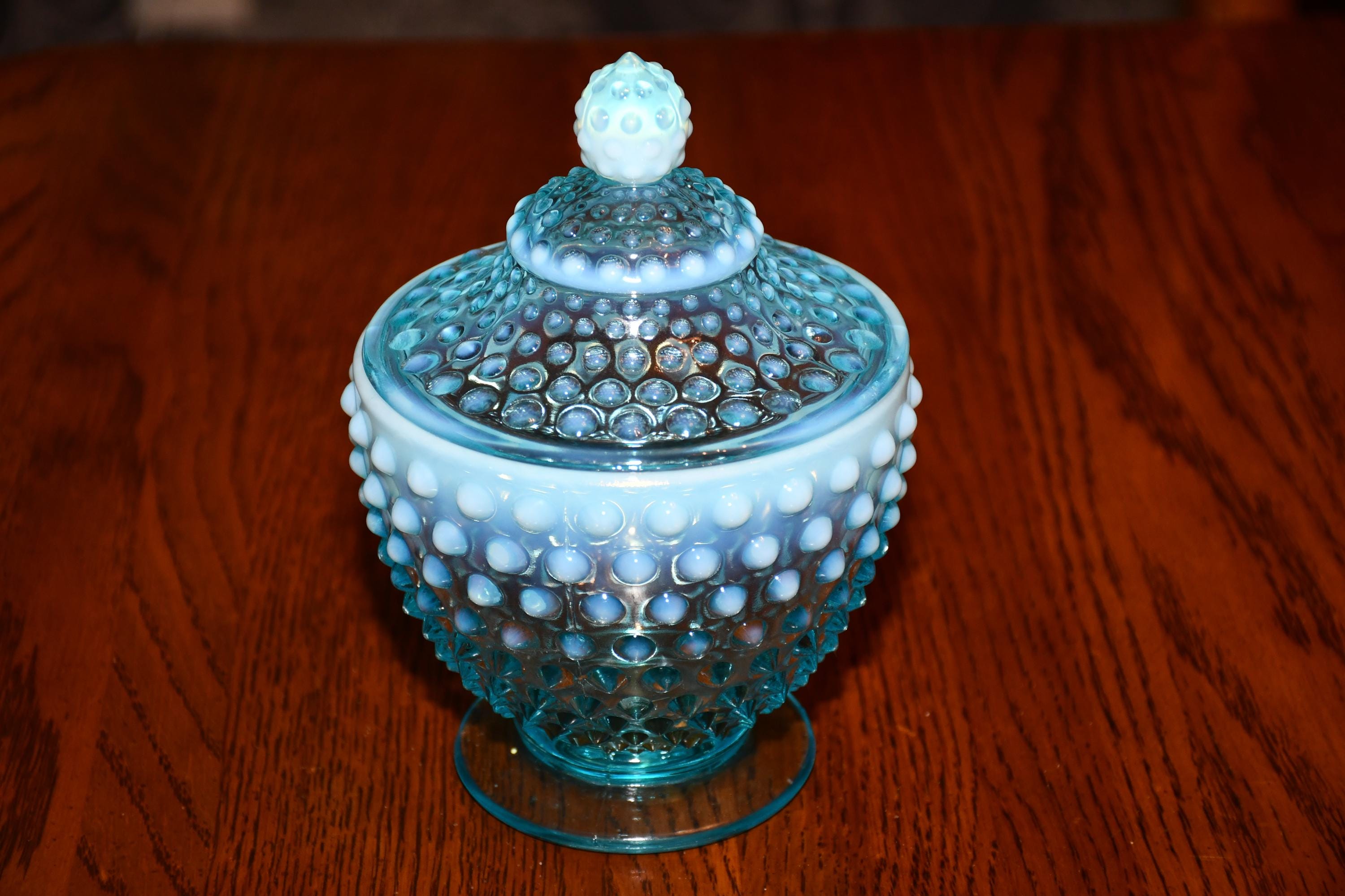 ヴィンテージ フェントン ブルー オパールセント ホブネイル 脚付き