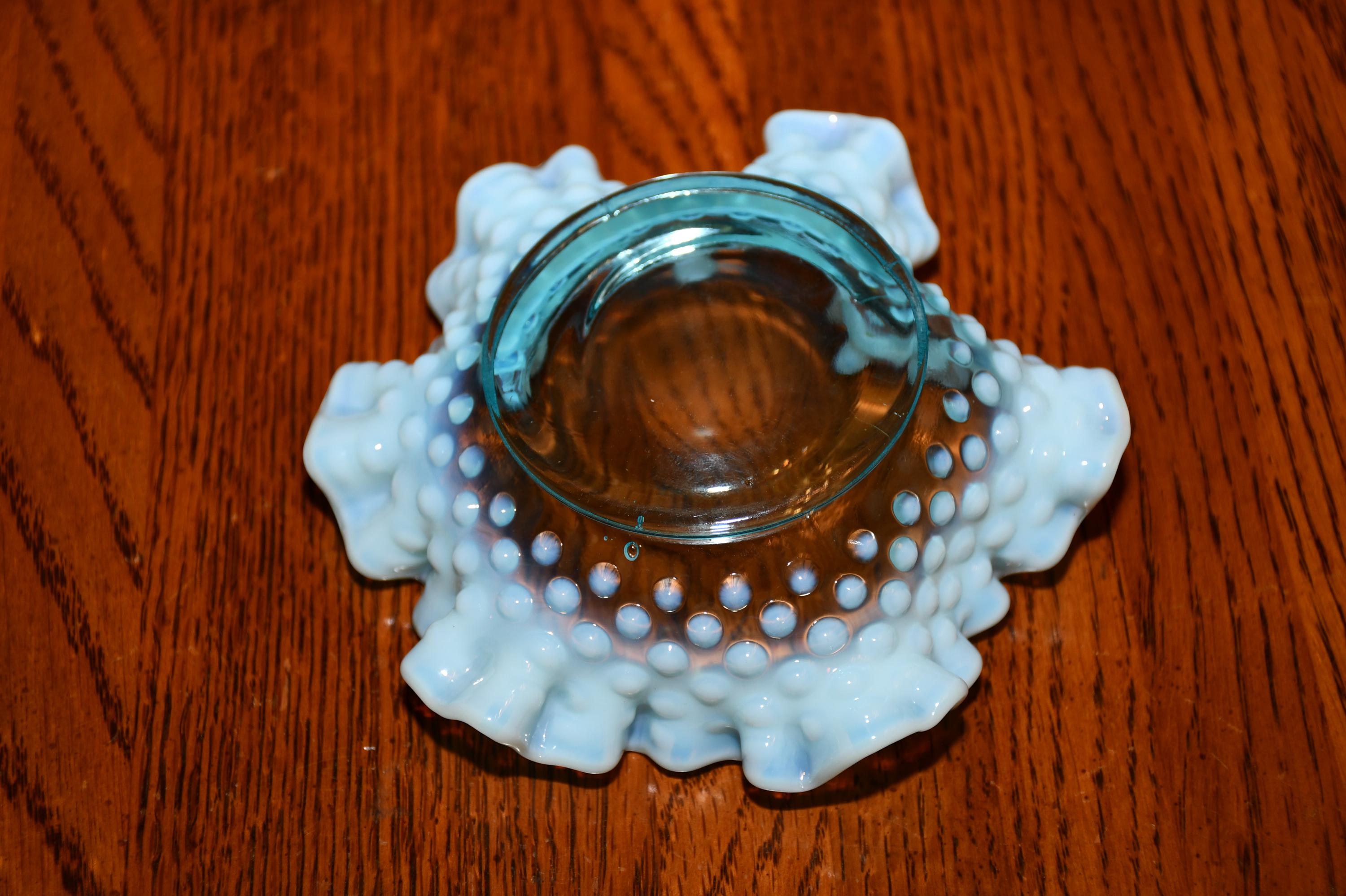 ヴィンテージ フェントン ブルー オパールセント ホブネイル フリル