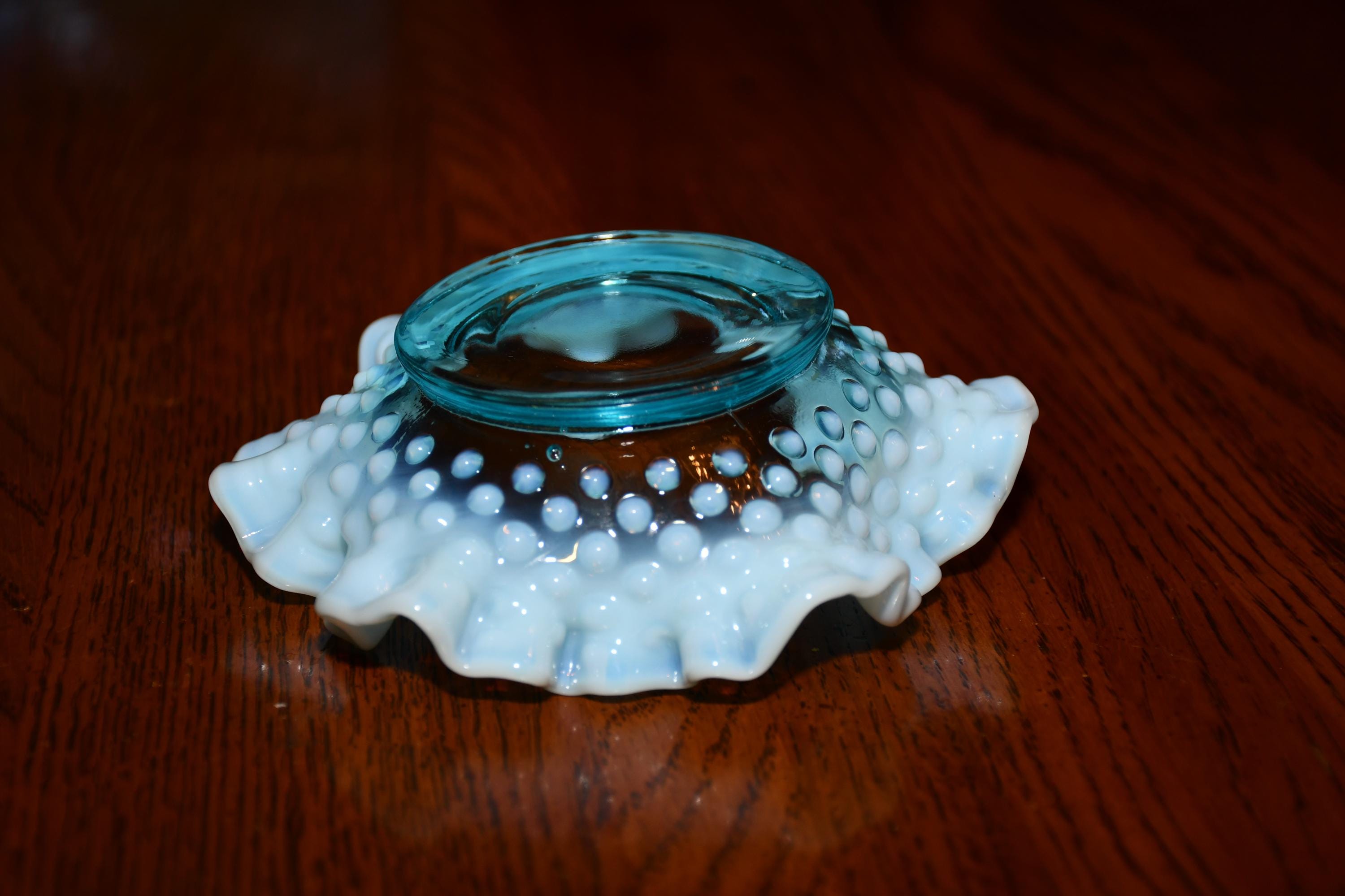 ヴィンテージ フェントン ブルー オパールセント ホブネイル フリル