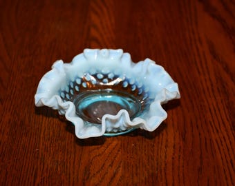 ヴィンテージ フェントン ブルー オパールセント ホブネイル 脚付き