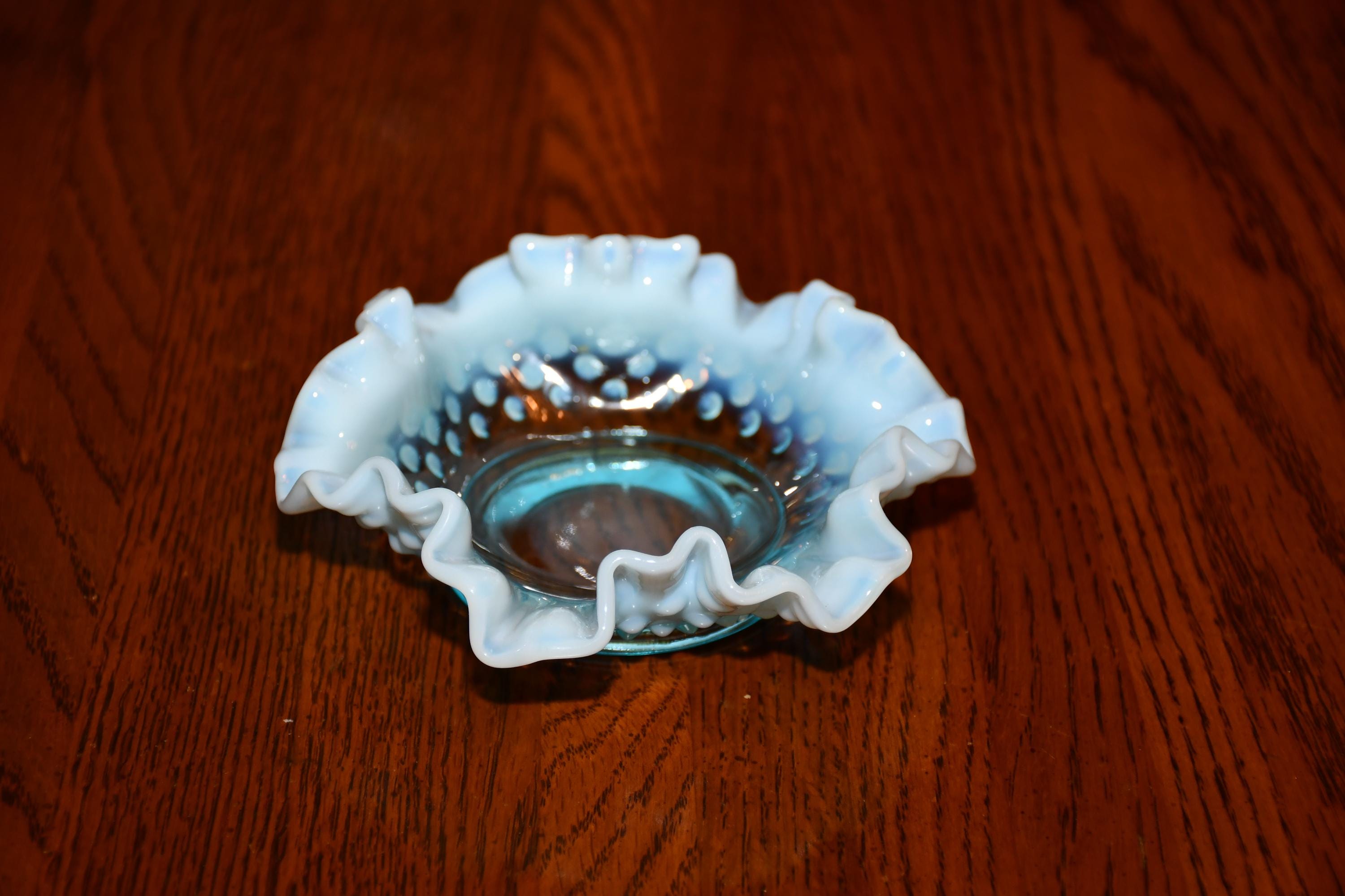 ヴィンテージ フェントン ブルー オパールセント ホブネイル フリル