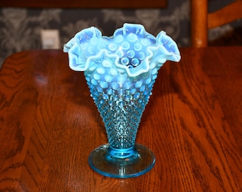 ヴィンテージ フェントン ブルー オパールセント ホブネイル 脚付き