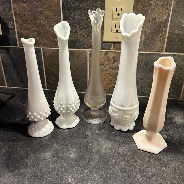 Fenton Hobnail Weiße Milchglas-Knospenvase, Klare Milchglas-Blumenvase, Westmoreland Weiß getäfelte Traubenknospenvase & Rosa Milchglas-Knospenvase