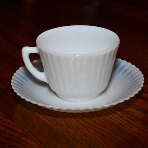 Vintage MacBeth Evans-melkglas opaalachtig monax bloemblaadje theekop en schotel
