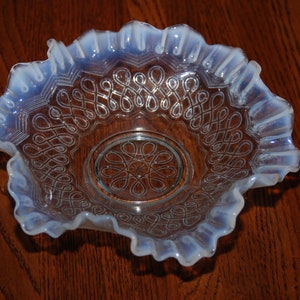 Cuenco vintage de vidrio Jefferson opalescente con múltiples bucles y bordes ondulados