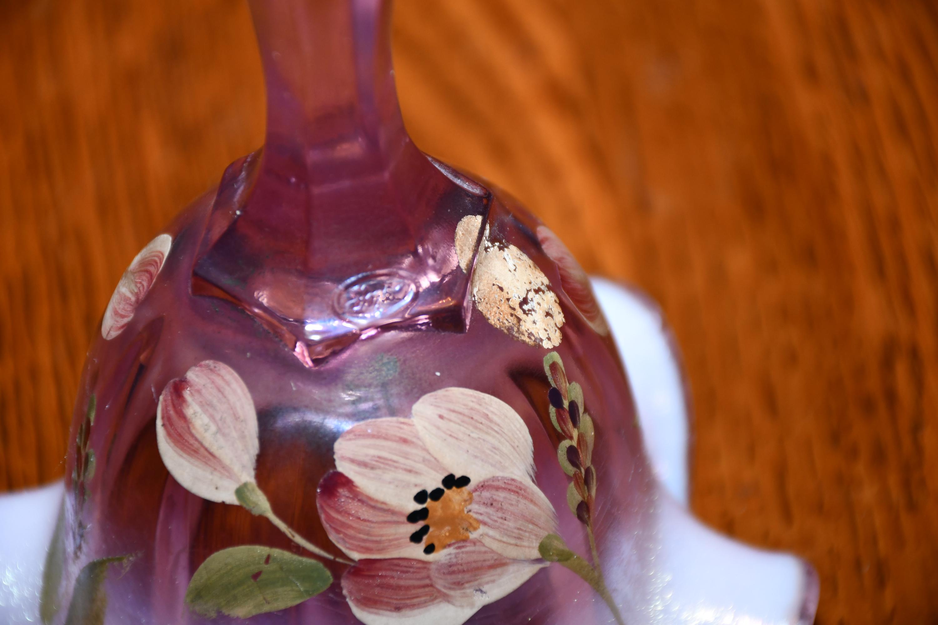 【フェントン】 手書きの小さな花柄がかわいい　「オパールセント」ピンクベル フェントン製 繊細な花柄手描きピンクベル