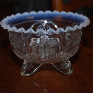 Cuenco de meandro opalescente de tres patas de vidrio Jefferson vintage