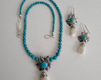 Collar turquesa genuino con plata Sterlng y potenciador de la madre de perlas con pendientes