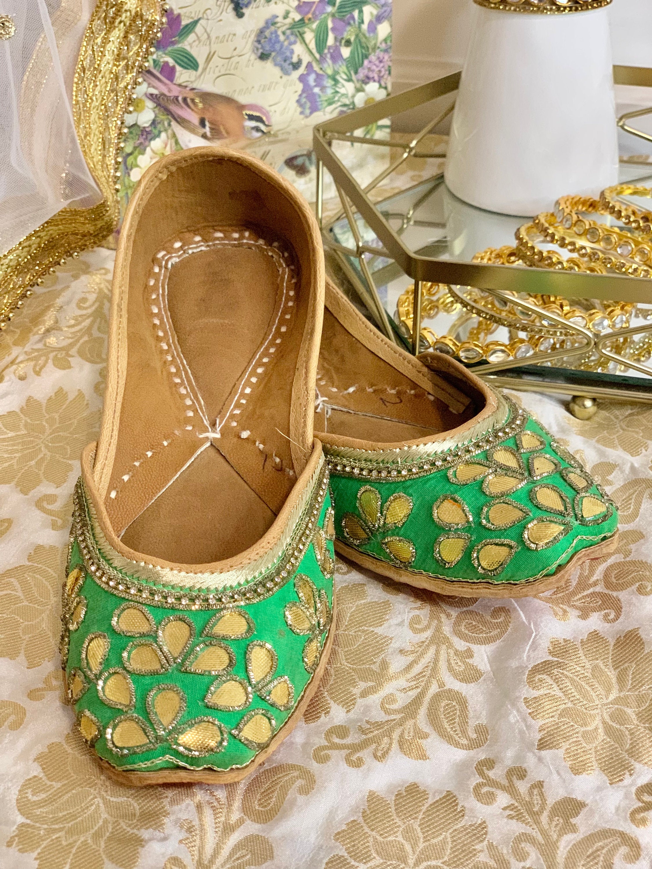 Indiase schoenen Schoenen damesschoenen Instappers Juttis en mojaris Groene schoenen Panjabi Juthi goud en groene Punjabi Jutti Gouden en groene Punjabi Jutti Sangeet sieraden Indiase sieraden