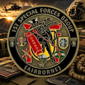 Może przedstawiać: Okrągła moneta pamiątkowa z napisem 1ST SPECIAL FORCES GROUP AIRBORNE. Projekt zawiera czarną postać diabła, czerwony sztandar z napisem USA CANADA, czerwoną bramę torii, emblemat spadochronu oraz insygnia wojskowe w kolorach złotym i czarnym.
