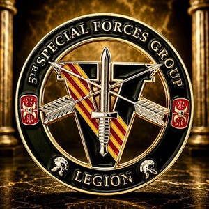 Könnte beinhalten: Eine kreisförmige Metall-Challenge-Münze mit der Aufschrift 5TH SPECIAL FORCES GROUP und LEGION. In der Mitte befindet sich ein großer Buchstabe V mit einem vertikalen Schwert und zwei gekreuzten Pfeilen. Das Design umfasst rote und gelbe Streifen, schwarze Emaille und Gold.