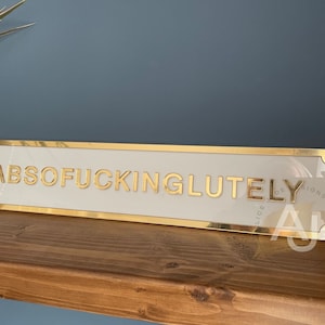 Zabawny napis „Dom” | Dekoracja ścienna z akrylu „Absofuckinglutely”