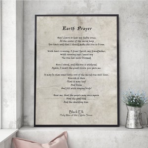 Könnte beinhalten: Ein Vintage-Druck eines Gedichts mit dem Titel "Earth Prayer" von Black Elk, Heiliger Mann der Oglala Sioux. Das Gedicht ist in einer traditionellen Schriftart geschrieben und auf einem strukturierten Hintergrund gedruckt.
