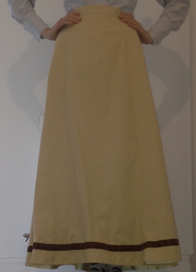 Edwardian Skirts History – 1900 – 1910s Edwardian style (1900s) Fluted ladies skirt full length sizes 4-30 $124.49 AT vintagedancer.com