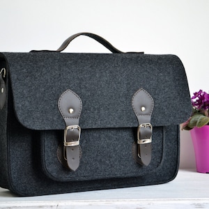 Vilten laptoptas: 15 inch, leren accenten