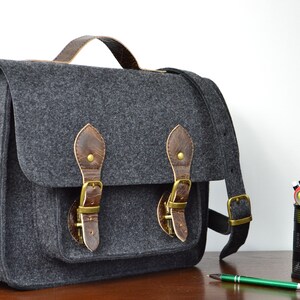Bolso bandolera de fieltro para portátil de 17 pulgadas: detalles de cuero