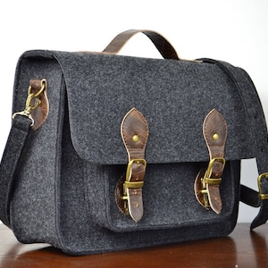 Bolso bandolera de fieltro para portátil de 15 pulgadas con detalles de cuero