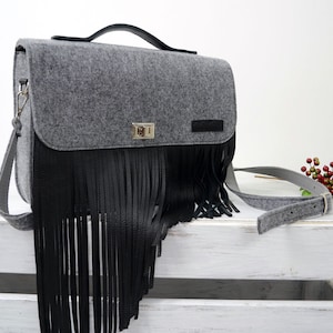 Bolso bandolera de fieltro para portátil con flecos de cuero - Funda para MacBook Pro de 13 pulgadas