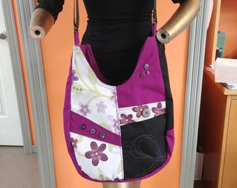 Réservé pour Nancie Grenier. Sac fourre tout bandoulière. Bandoulière ajustable de 29" a 56" environ.