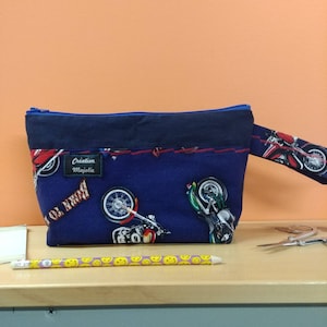 Coffre crayons. Trousse de toilette. Pochette tout usage. Trousse moto. Pochette moto. Étui crayons. Coffre crayons pour garçon. Étui moto