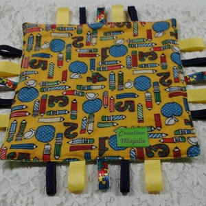 Doudou jaune. Doudou à rubans. Doudou en flanelle. Cadeau pour bébé. Doudou étiquettes. Doudou pour bébé. Cadeau naissance. Création Majolie
