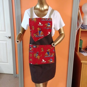 Kitchen apron. Unisex apron. Brown apron and horses. Cotton apron. Brown apron. Horse print apron. Clothing protector.