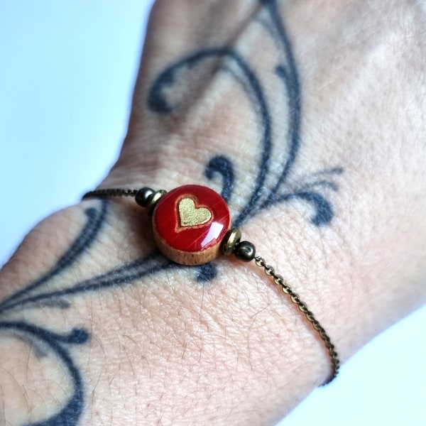 Bracelet coeur cadeau pour femme · Pampille en bois, cœur doré sur fond rouge · Chaine fine laiton · Taille ajustable