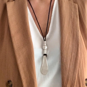 Collana lunga con pendente a goccia placcato argento, stile boho