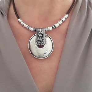 Bijoux ethniques pour femmes, collier de perles en argent antique, bijoux Boho, collier en cuir, look de tous les jours, style libre africain, cadeau pour elle image 1