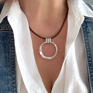 Srebrny naszyjnik z kółkiem, okrągły naszyjnik z wisiorkiem, skórzana biżuteria dla kobiet, codzienny, codzienny wygląd, prezent dla niej, prosta biżuteria