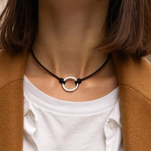 Silver O-ringschoker. Läderchoker med silverring. Minimalistisk stil. Boho-stil. Unisex smycken.