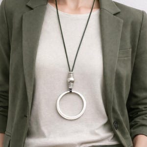 Silber großer Ring Anhänger. Lange Tropfen Lederkette. Alltags Runde baumeln.