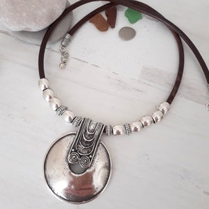 Bijoux ethniques pour femmes, collier de perles en argent antique, bijoux Boho, collier en cuir, look de tous les jours, style libre africain, cadeau pour elle image 2