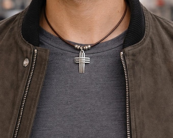 Kreuz Anhänger. Lätzchen Halskette aus Leder. Christlicher Symbol Schmuck. Unisex Schmuck.